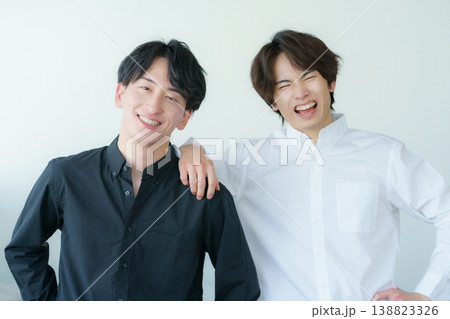 z世代の日本人男性2人のファッションポートレート z世代の日本人男性2人のファッションポートレート 138823326