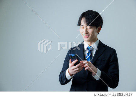 スマートフォンを使うビジネスマン スマートフォンを使うビジネスマン 138823417