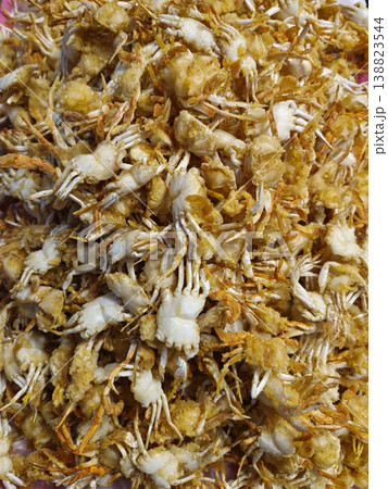 It is a pile of fried crab dishes. It is a pile of fried crab dishes. 138823544