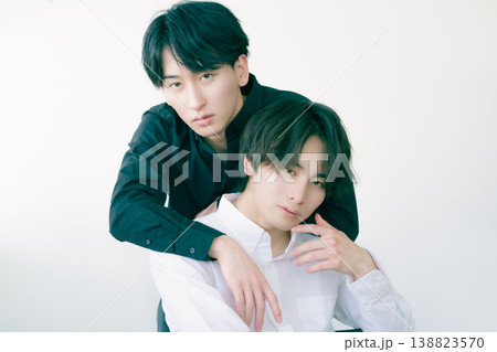 z世代の日本人男性2人のファッションポートレート 縦位置 z世代の日本人男性2人のファッションポートレート 縦位置 138823570