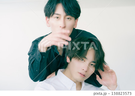 z世代の日本人男性2人のファッションポートレート　縦位置 138823573