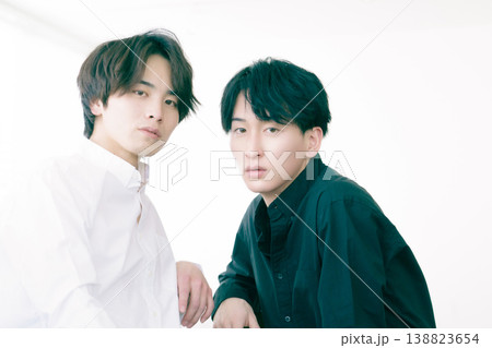 z世代の日本人男性2人のファッションポートレート z世代の日本人男性2人のファッションポートレート 138823654