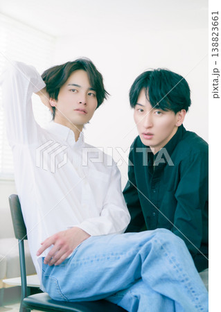 z世代の日本人男性2人のファッションポートレート　縦位置 138823661