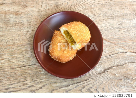 donut bread filling chicken curry half cut on plate donut bread filling chicken curry half cut on plate 138823791