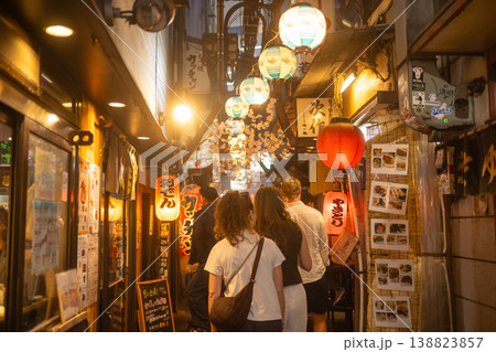 訪日外国人に賑わう新宿の思い出横丁 訪日外国人に賑わう新宿の思い出横丁 138823857