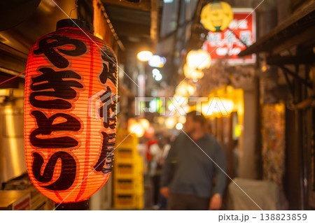 訪日外国人に賑わう新宿の思い出横丁 138823859