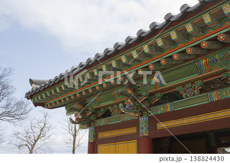 It is a Korean architectural structure with Dancheong. 138824430