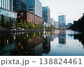 皇居のお堀に反射するビル 138824461