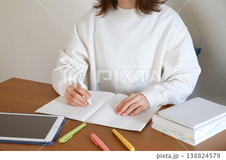 勉強をする女性 勉強をする女性 138824579