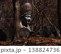 森の中で見つけた置物 138824736