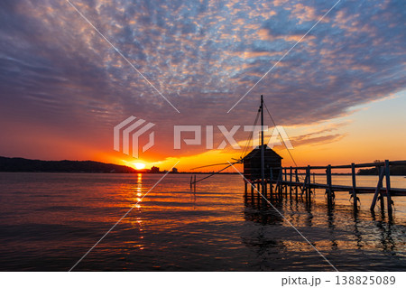 夕陽がきれいな東郷湖の夕景 138825089