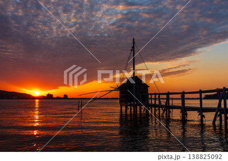 夕陽がきれいな東郷湖の夕景 夕陽がきれいな東郷湖の夕景 138825092