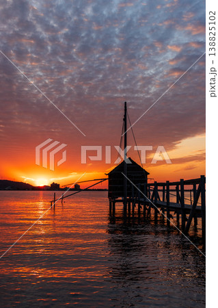 夕陽がきれいな東郷湖の夕景 138825102