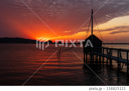 日没後の東郷湖の夕景 138825121