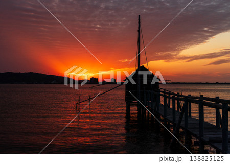 日没後の東郷湖の夕景 138825125
