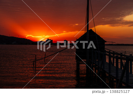 日没後の東郷湖の夕景 138825127