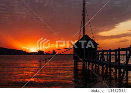 日没後の東郷湖の夕景 138825134