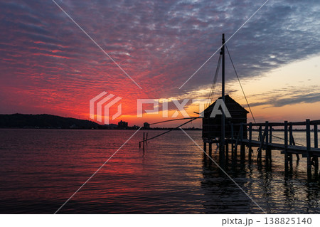 日没後の東郷湖の夕景 138825140
