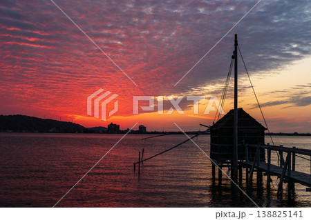 日没後の東郷湖の夕景 138825141
