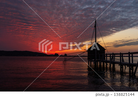 日没後の東郷湖の夕景 138825144