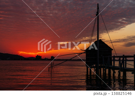 日没後の東郷湖の夕景 138825146
