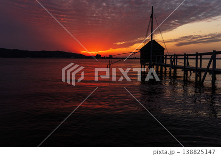 日没後の東郷湖の夕景 138825147