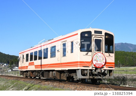 明智へ向けて非電化区間をゆく明智鉄道アケチ100形気動車 明智へ向けて非電化区間をゆく明智鉄道アケチ100形気動車 138825394