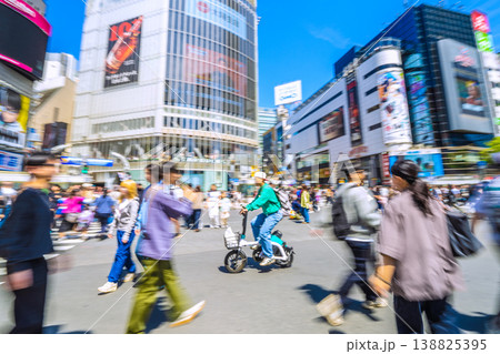 日本の東京都市景観青切符制度4月1日スタート。自転車も反則金の対象となりました。と看板が登場したが… 138825395