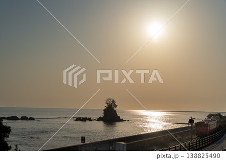 海辺にある線路と朝日 海辺にある線路と朝日 138825490