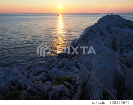 白崎海岸の夕日と海 和歌山の絶景 138825673