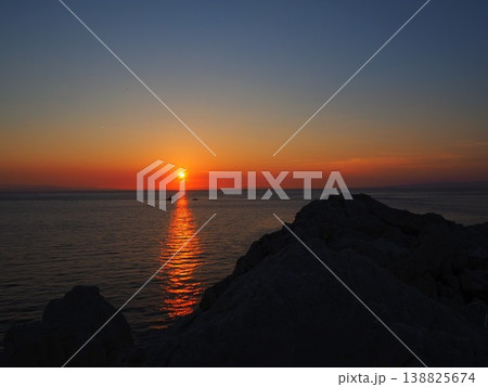 白崎海岸の夕日と海に映る光 和歌山の絶景 白崎海岸の夕日と海に映る光 和歌山の絶景 138825674