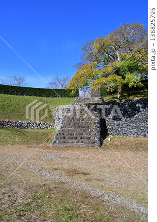 横須賀城121 西の丸土塁、本丸石垣 138825795