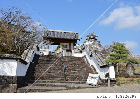 四足門と天守閣（掛川城） 138826298