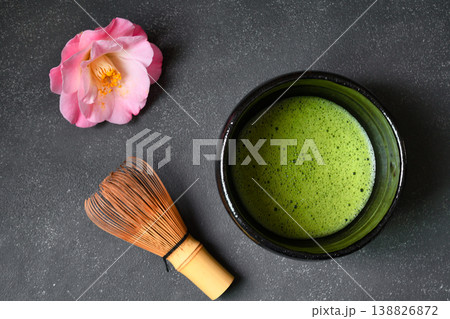 日本の茶道 茶筅と椿をそえて (和風イメージ)コピースペースあり 日本の茶道 茶筅と椿をそえて (和風イメージ)コピースペースあり 138826872