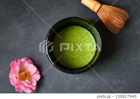 日本の茶道 　茶筅と椿をそえて （和風イメージ）コピースペースあり 138827940