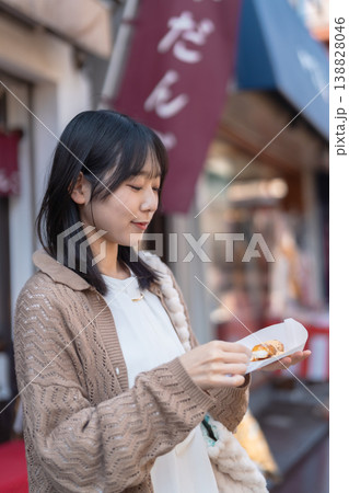 お団子を持って微笑む女性 観光地での食べ歩き 和スイーツ 休日 お団子を持って微笑む女性 観光地での食べ歩き 和スイーツ 休日 138828046
