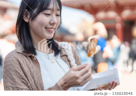 お団子を持って微笑む女性 観光地での食べ歩き 和スイーツ 休日 お団子を持って微笑む女性 観光地での食べ歩き 和スイーツ 休日 138828048