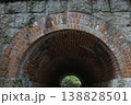異世界に通じそうなレンガ作りの古い隧道 138828501