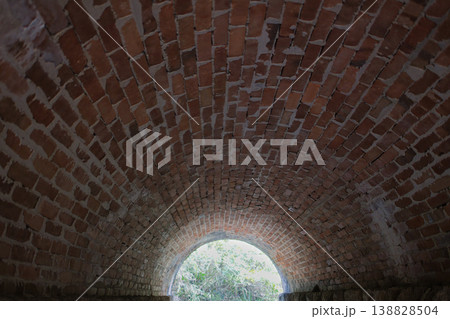 異世界に通じそうなレンガ作りの古い隧道 138828504