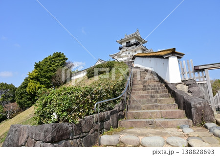 登城路と天守閣（掛川城） 138828693