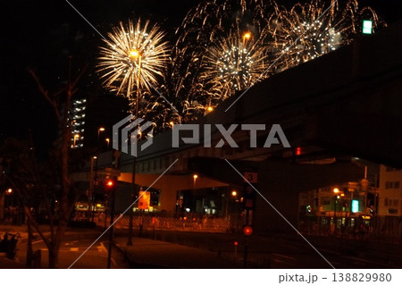 夜に写る橋と打ち上げ花火 夜に写る橋と打ち上げ花火 138829980