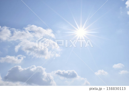 青空と太陽 直射日光 フリースペースイメージ 青空と太陽 直射日光 フリースペースイメージ 138830113