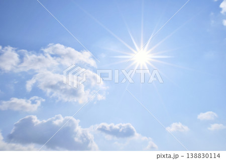 青空と太陽 直射日光 フリースペースイメージ 青空と太陽 直射日光 フリースペースイメージ 138830114