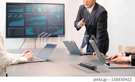 会議中のパソコン作業と発表者の手元を捉えたビジネスシーン 138830422