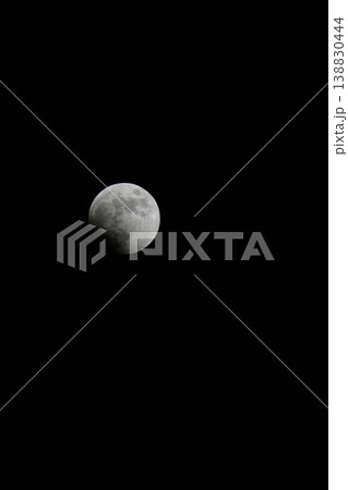 夜空に浮かぶ満月 夜空に浮かぶ満月 138830444