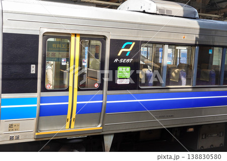 JR西日本が提供する新快速「A-SEAT」 有料座席サービスの車両 138830580