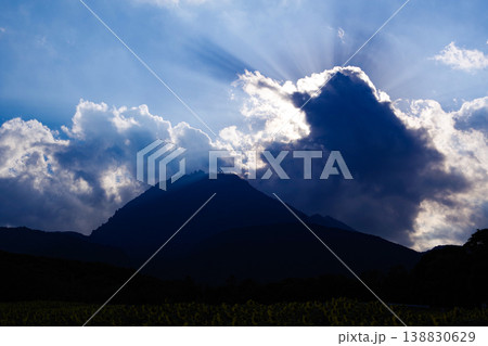 普賢岳と薄明光線 138830629