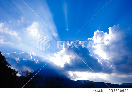 普賢岳と薄明光線 138830633