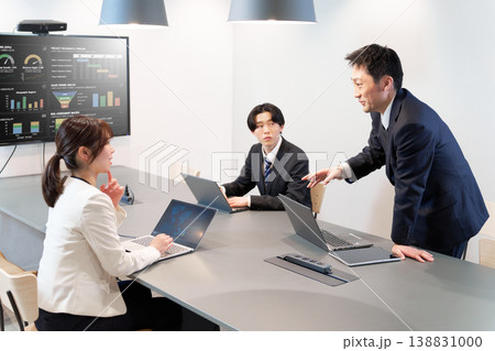 職場で意見を交わすビジネスミーティング 138831000