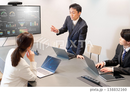 業務について意見交換を行うビジネスミーティング 138832160